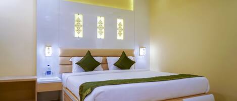 Escritorio, tabla de planchar con plancha, wifi gratis y ropa de cama