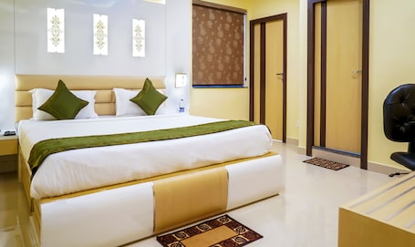 Escritorio, tabla de planchar con plancha, wifi gratis y ropa de cama