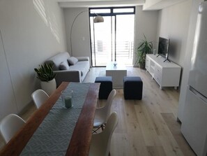 Departamento Confort, 2 habitaciones | Área de sala de estar | Smart TV 
