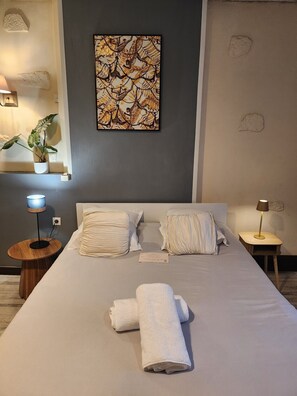 Superior Double Room, Private Bathroom, City View | Bed sheets