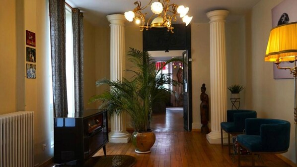 Property entrance - Ariane Hôtel (Vichy)