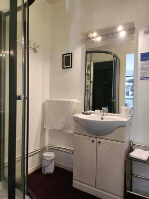 Deluxe Double Room, Ensuite, City View | Bathroom