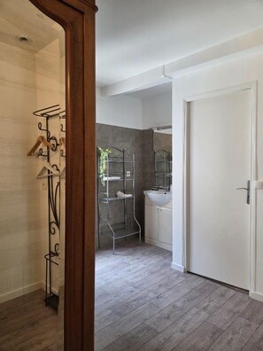 Twin Room, Private Bathroom | Bathroom - Ariane Hôtel (Vichy)