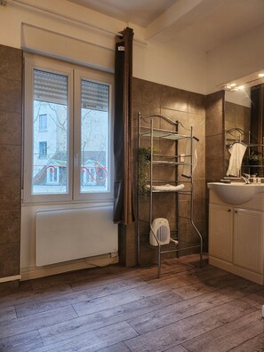 Habitación con 2 camas individuales, baño privado | Baño
