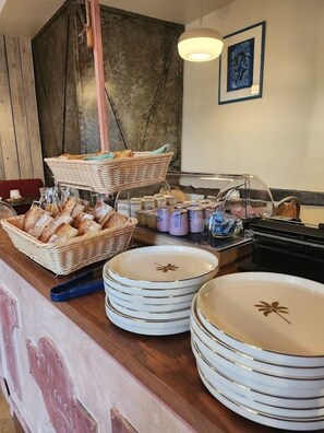 Daily continental breakfast (EUR 10 per person) - Ariane Hôtel (Vichy)