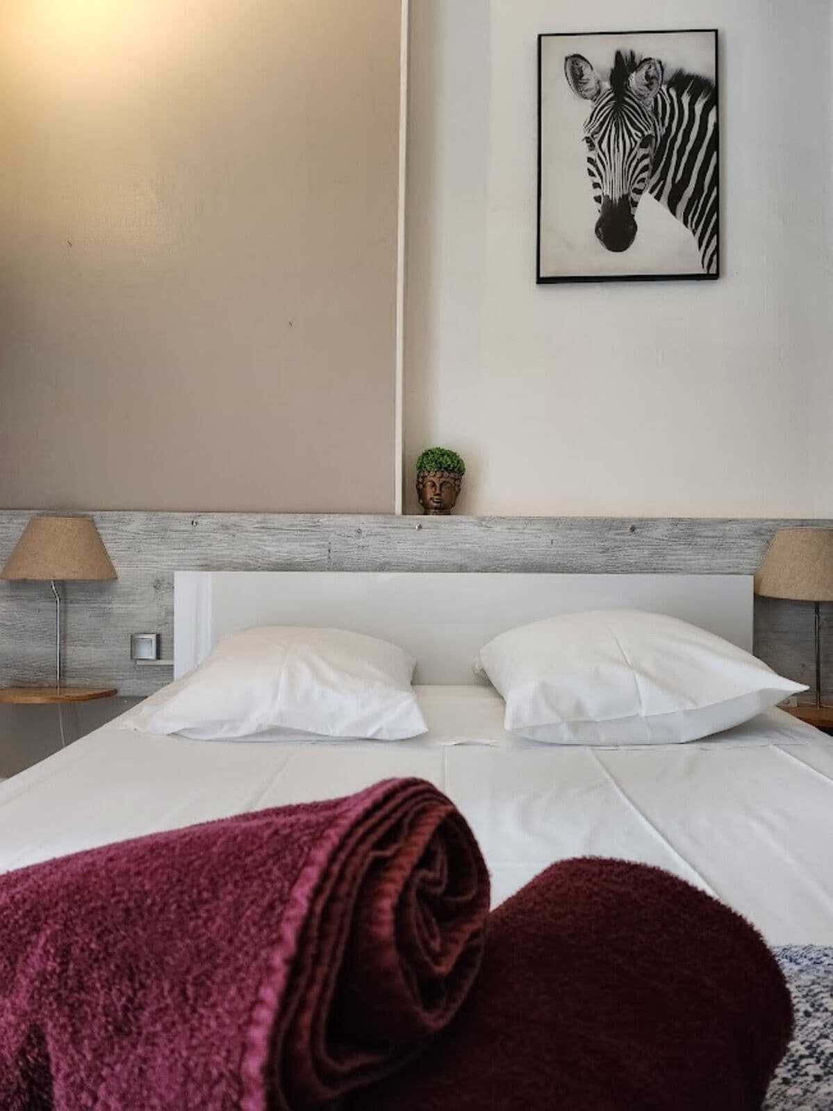 Kahden hengen economy-huone, kylpyhuone makuuhuoneen yhteydessä | Ylelliset vuodevaatteet, vuodevaatteet