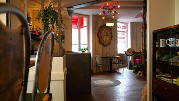 Daily continental breakfast (EUR 10 per person)