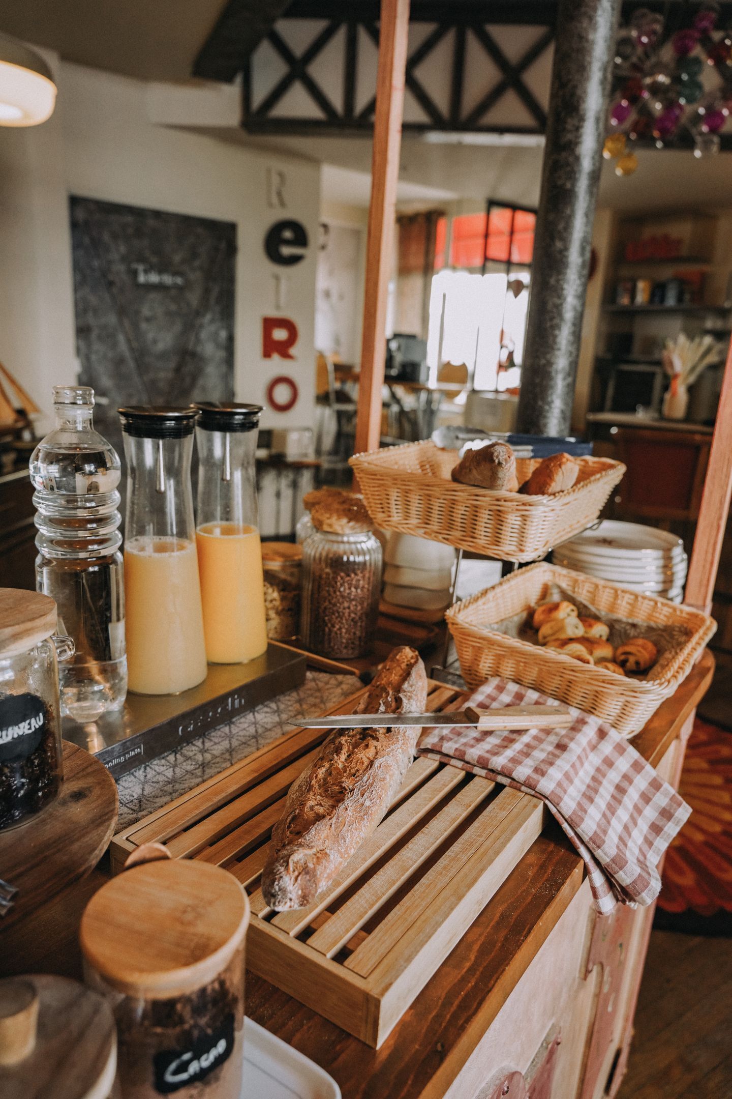 Een ontbijtbuffet met brood, gebak en toevoegingen.