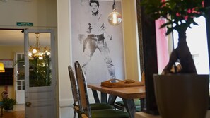 Se ofrece un desayuno continental (10 EUR por persona)