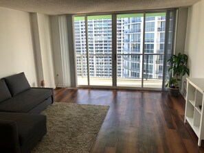 Appartement | Woonkamer | Een lcd-televisie