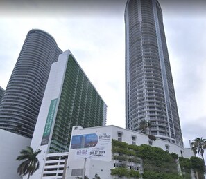 Exterior - One Bedroom Apartment in Skyrise (Miami)