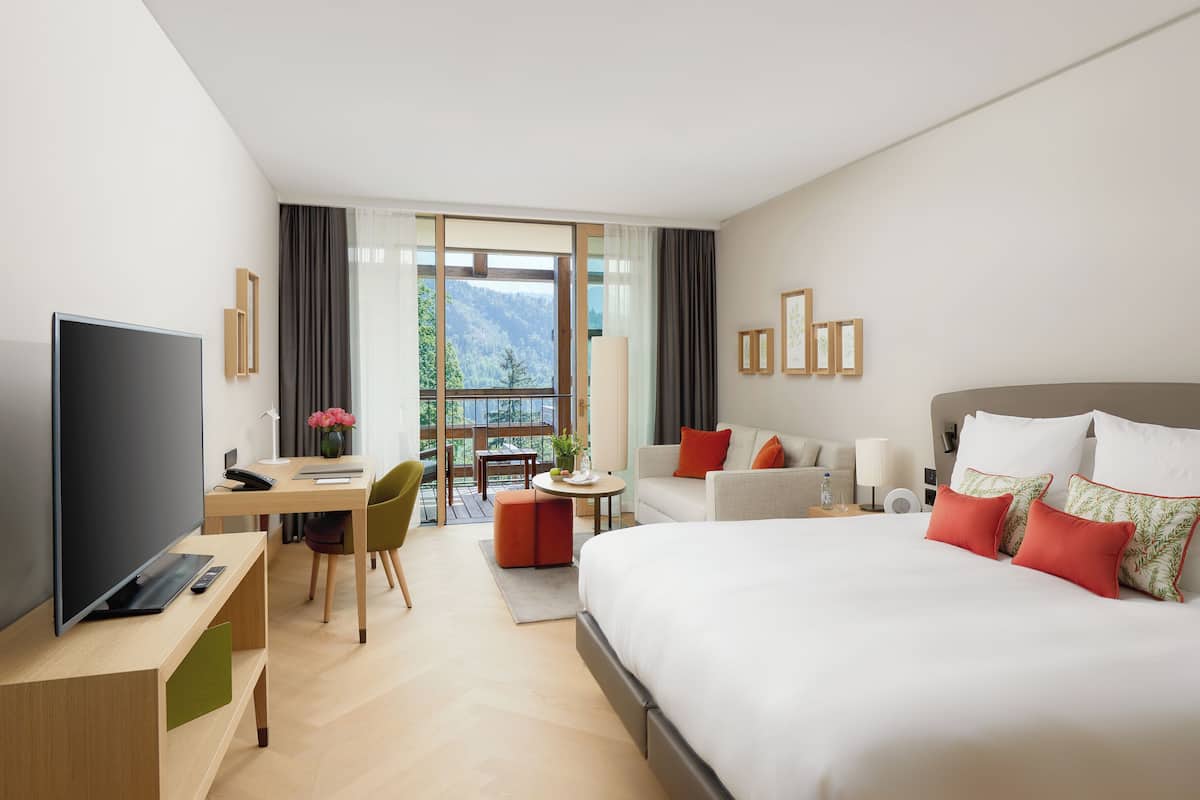 Premium bedding, free minibar, in-room safe, desk
