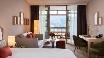 Premium bedding, free minibar, in-room safe, desk