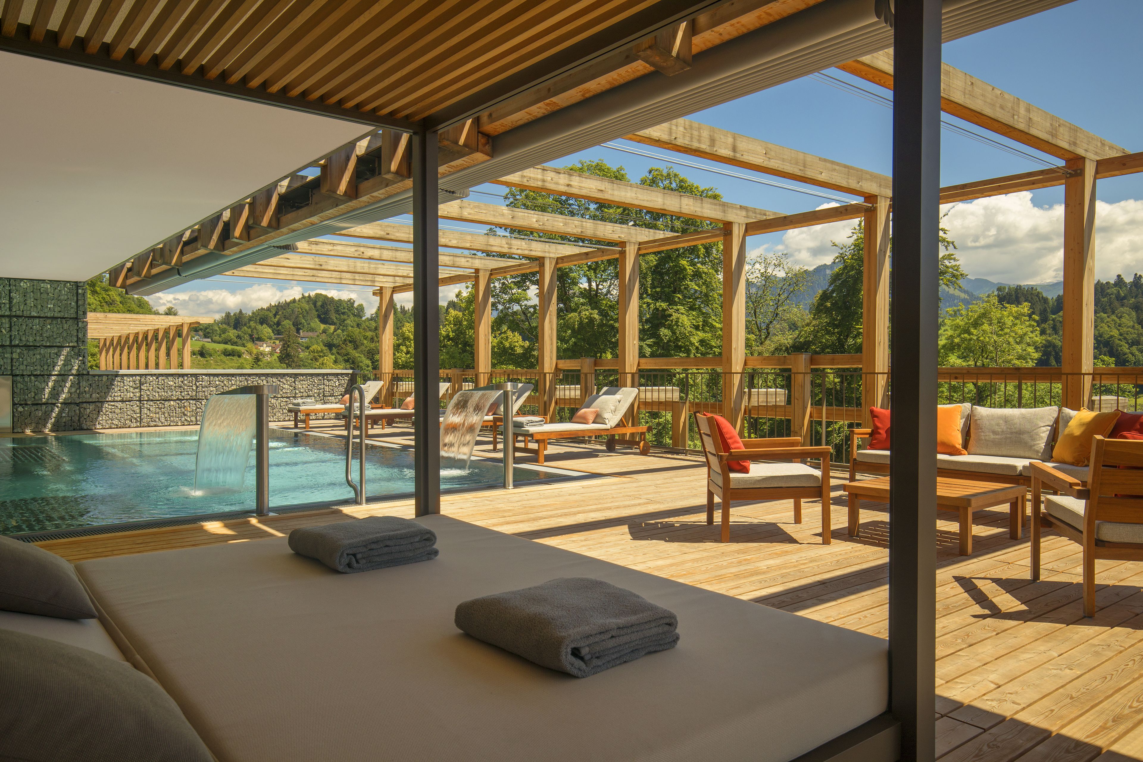 室內游泳池和室外游泳池，開放時間為 08:00 至 19:00，提供日光浴躺椅