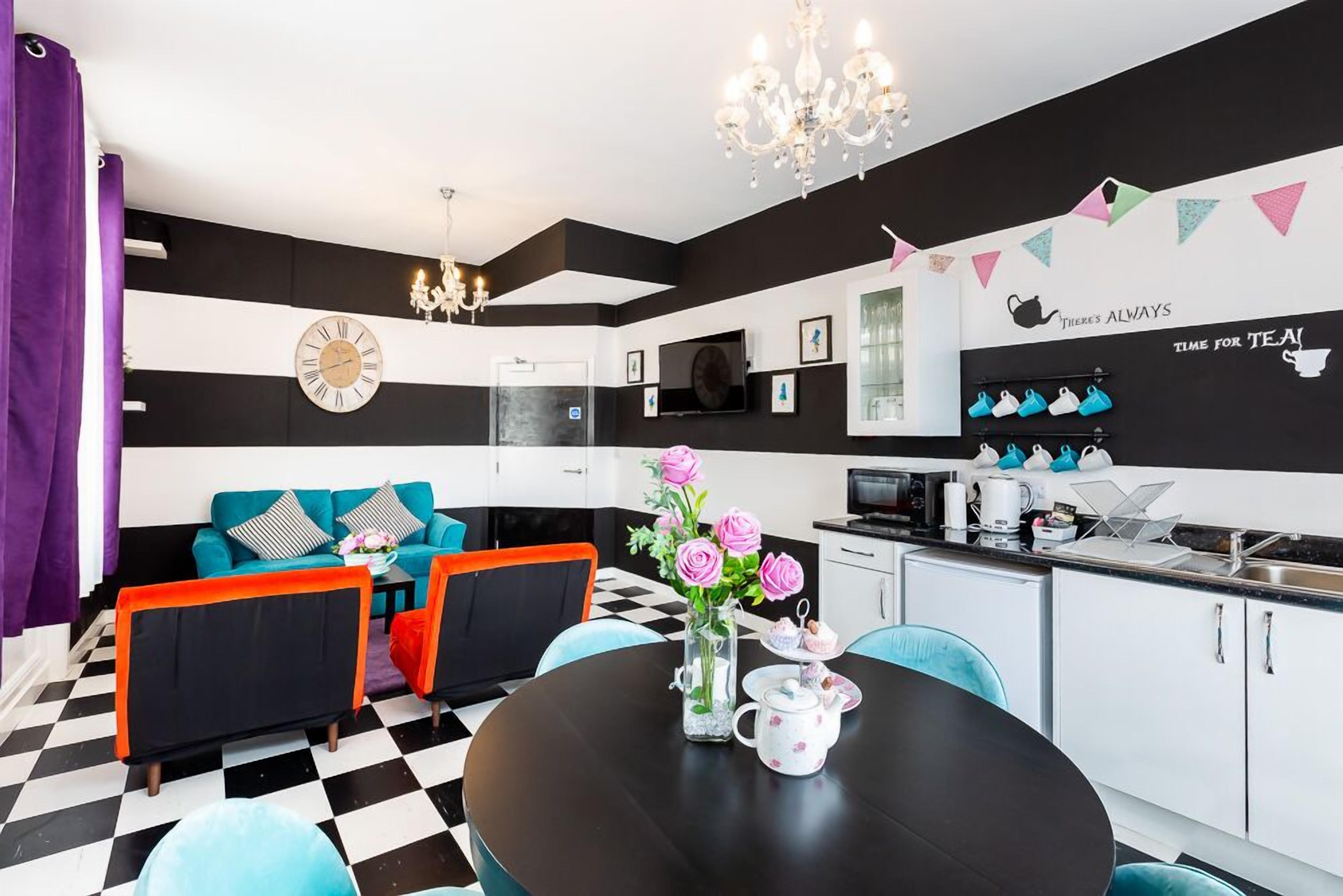 Apartment, Private Bathroom (Mad Hatter's Tea Room) | Lounge