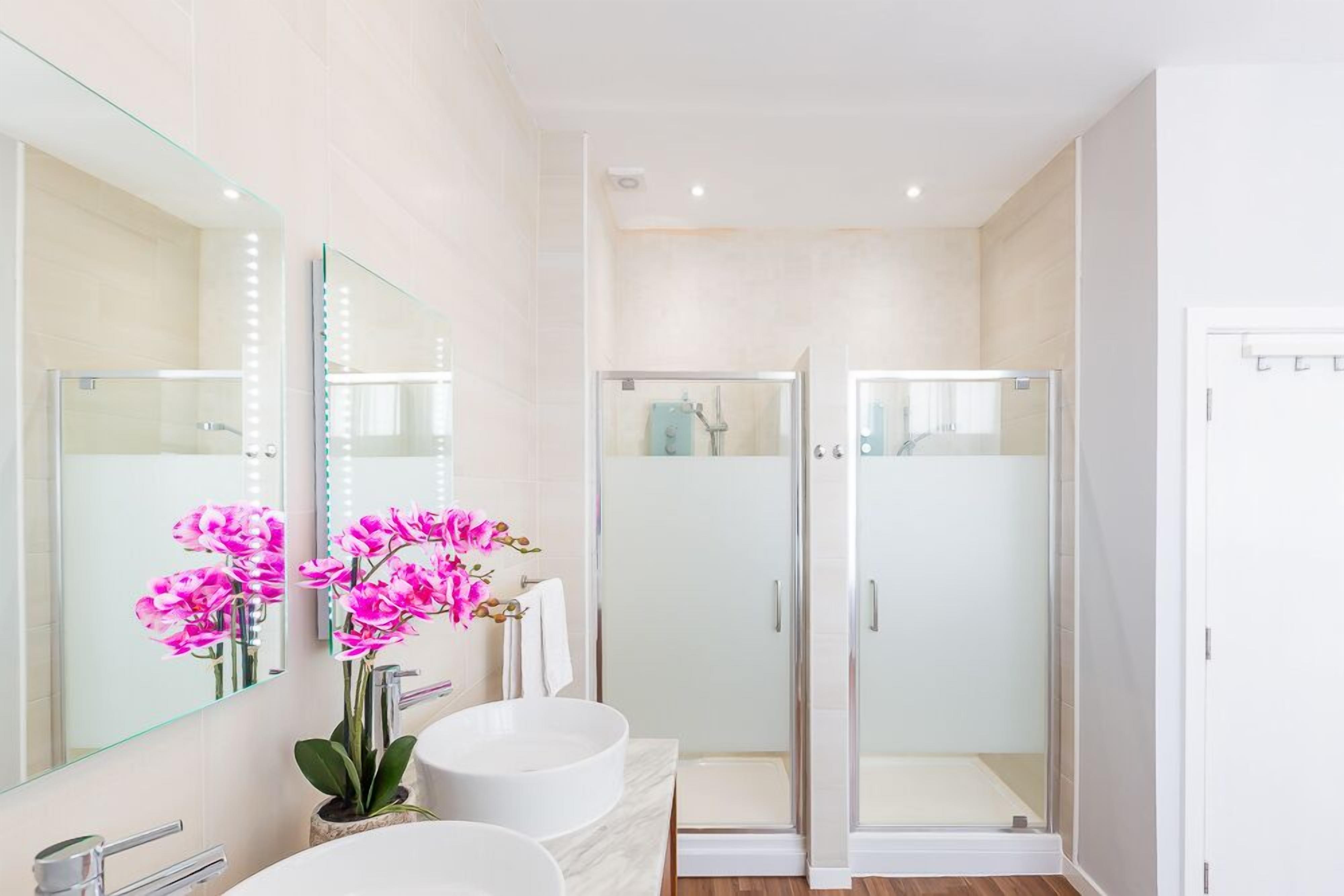 Deluxe Apartment, Private Bathroom (Through the Looking Glass) | Bathroom