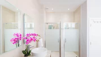 Deluxe Apartment, Private Bathroom (Through the Looking Glass) | Bathroom