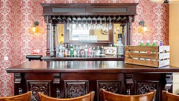 Standard Apartment, Private Bathroom (The Toon Saloon) | Bar (on property)