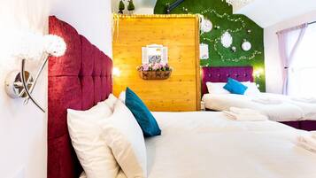 Habitación de hotel con dos camas, cabecera roja, panel de pared de madera y pared verde con un reloj y elementos decorativos.