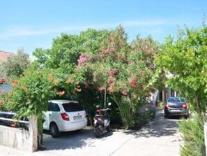 Free self-parking - Apartmani Lastavica (Orebic)