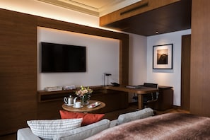 Quarto luxo, sacada (Alpin View) | Lençóis italianos Frette, roupas de cama premium, edredons de pluma
