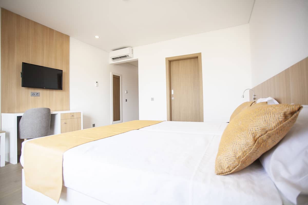 double or twin room, non smoking | egyptian cotton sheets, premium bedding, memory-foam beds, minibar