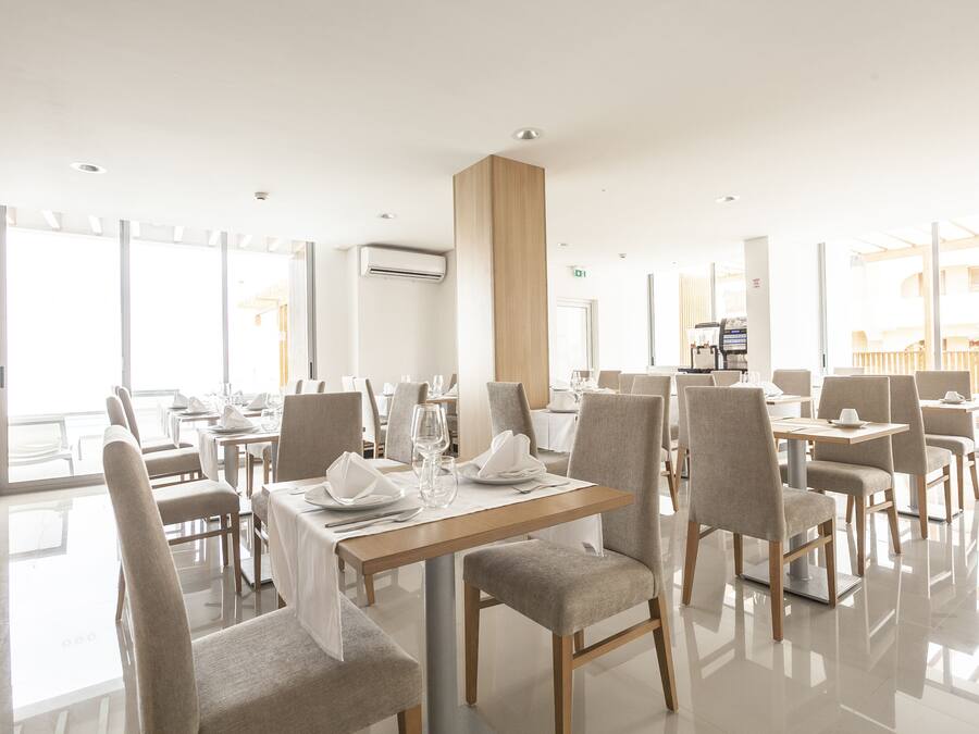 Se sirven desayunos, almuerzos y cenas; cocina local e internacional