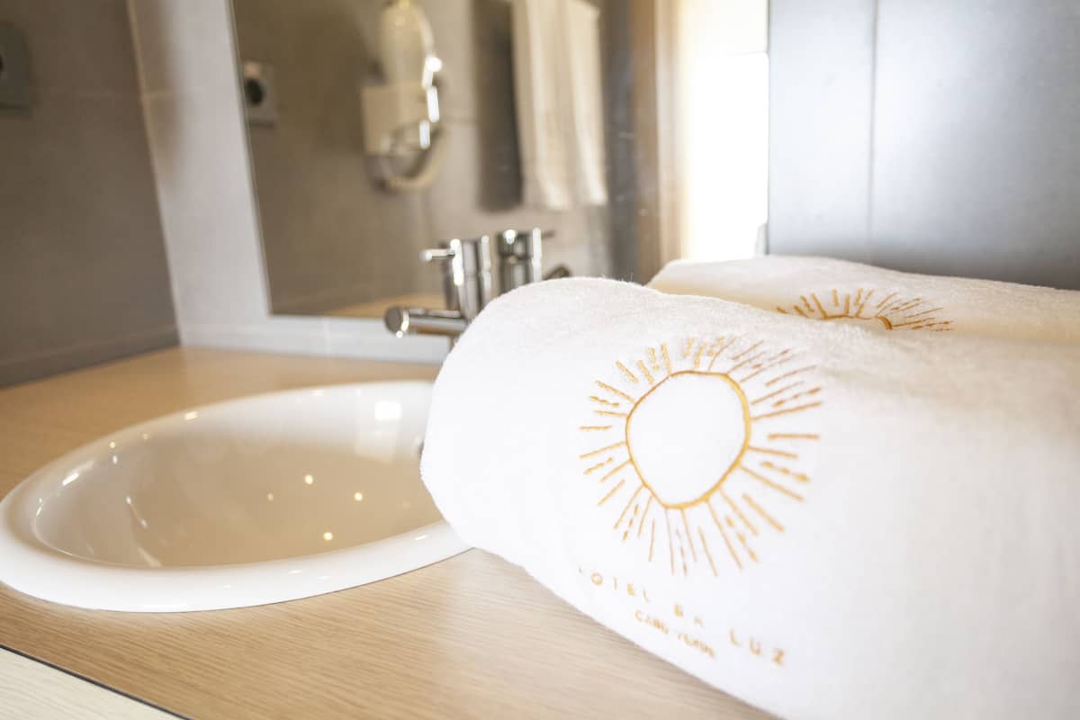 family apartment, 2 bedrooms, kitchenette, city view | bathroom sink