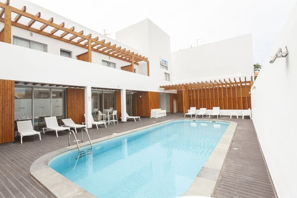 Piscine extérieure, chaises longues