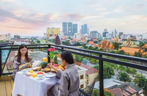 Daily buffet breakfast for a fee