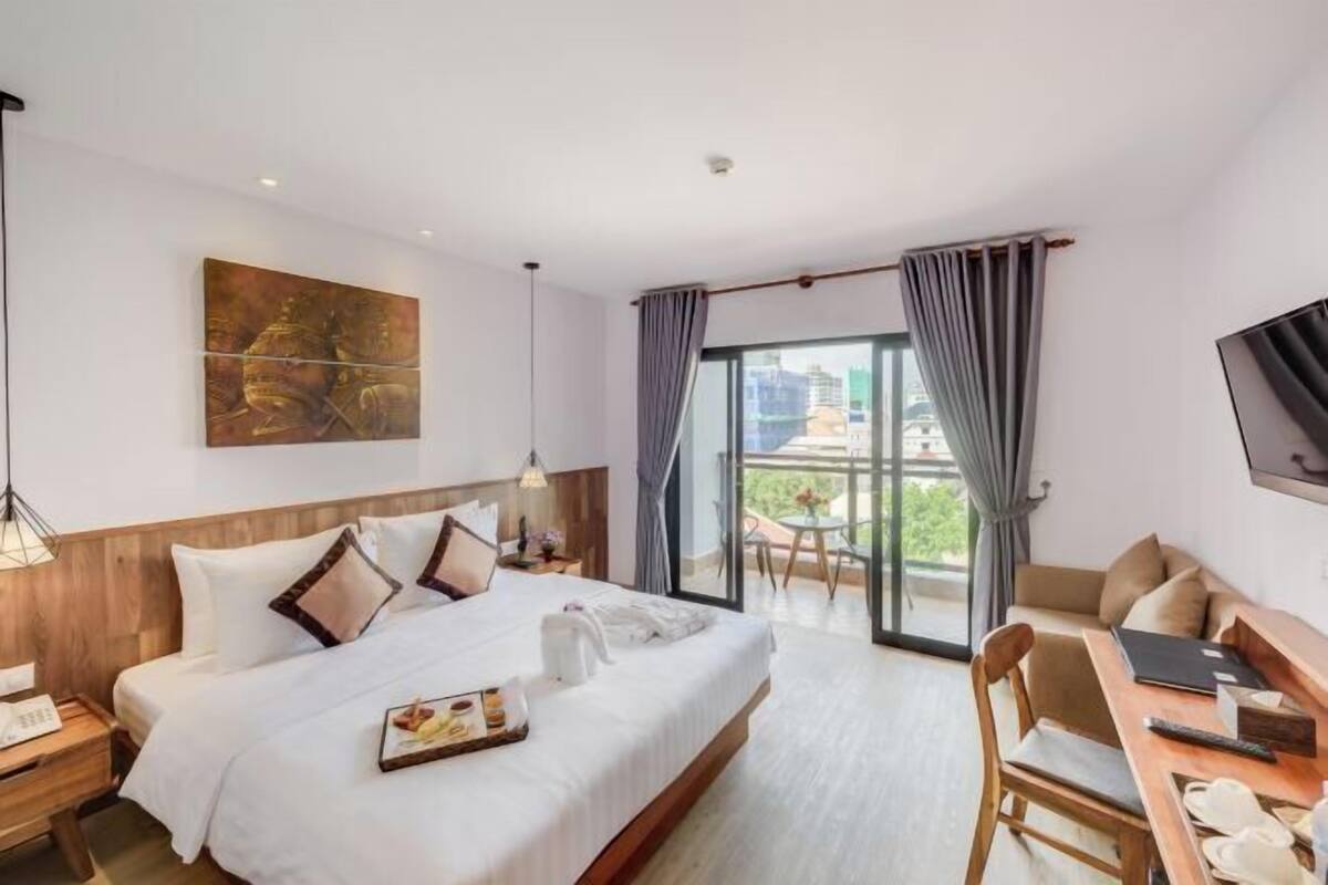 Egyptian cotton sheets, premium bedding, minibar, in-room safe