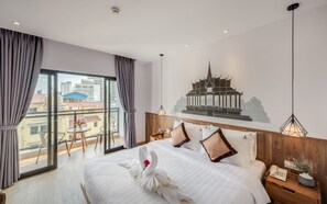 Douche, douche à « effet pluie », sèche-cheveux, peignoirs