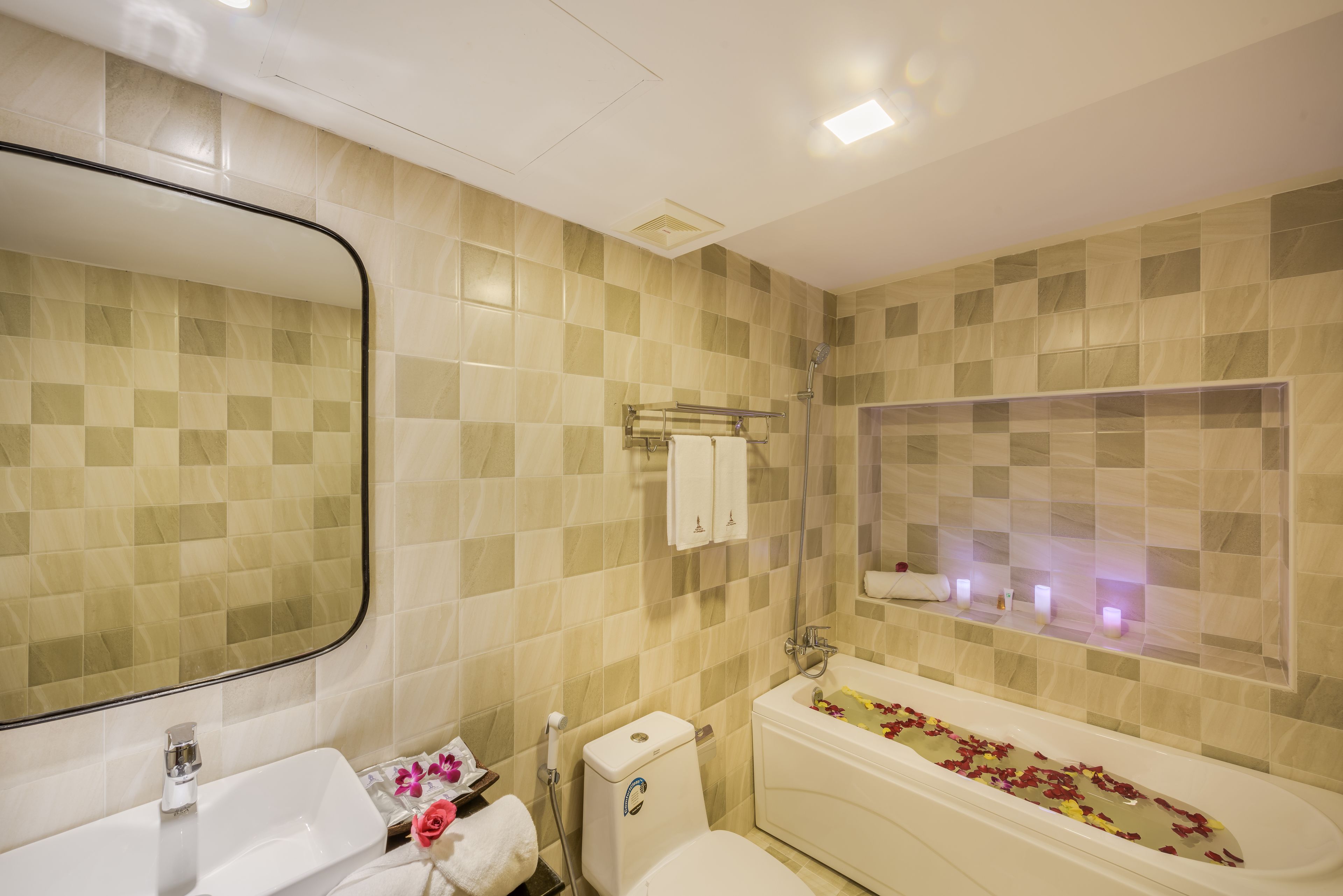 Een badkamer met een wastafel, toilet en bad.