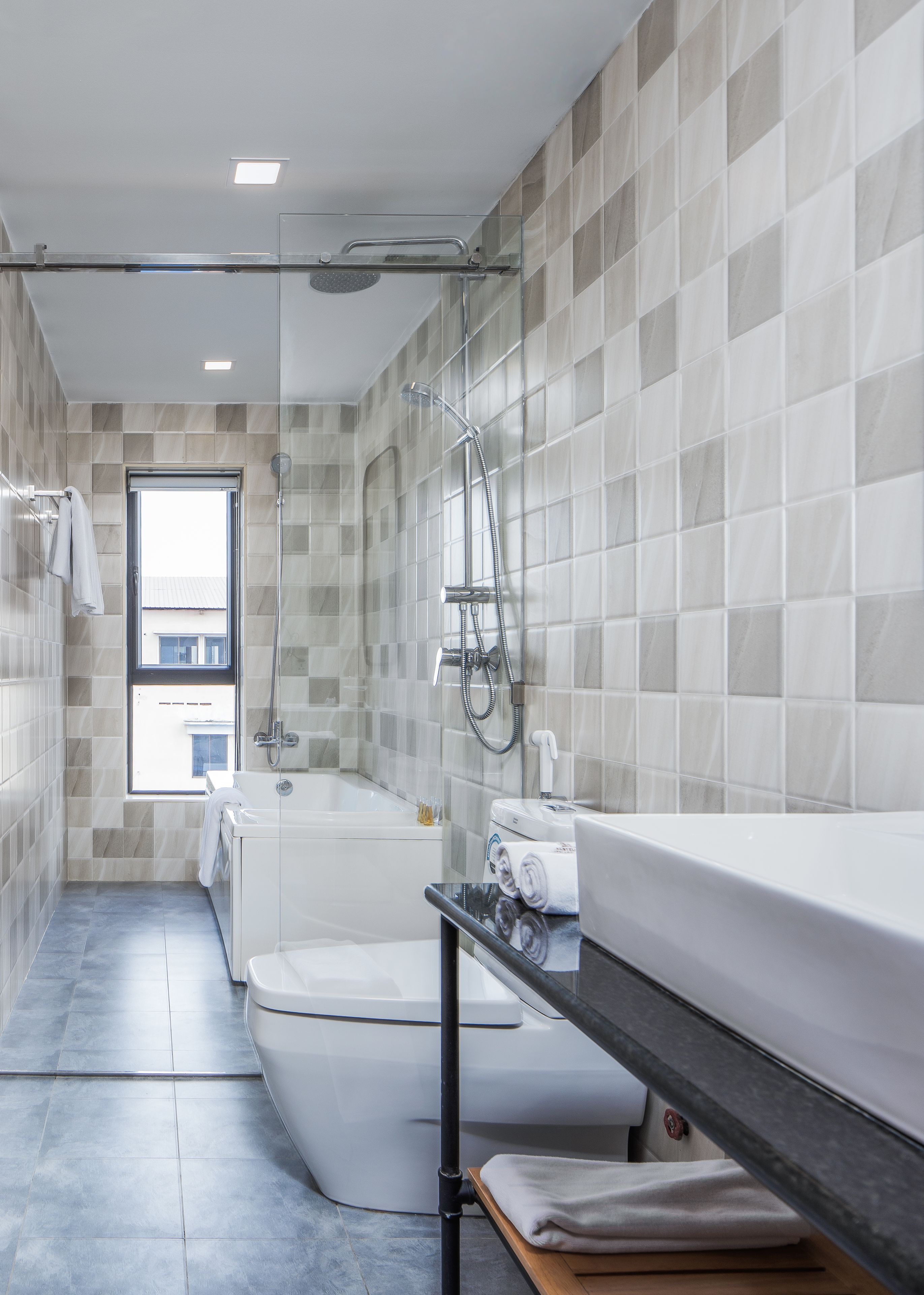 deluxe triple room, 3 single beds, city view | bathroom | shower, rainfall showerhead, hair dryer, bathrobes