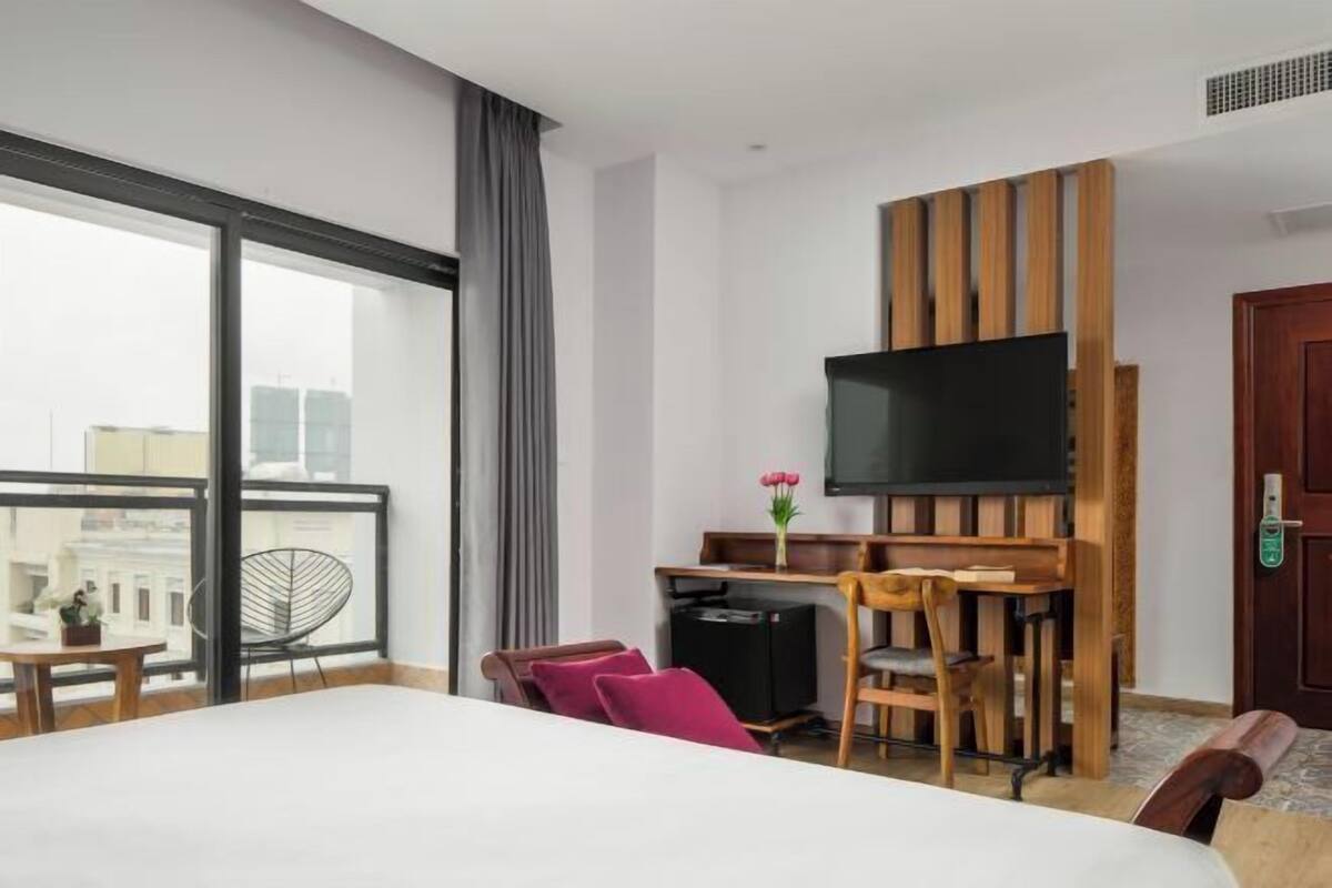 Egyptian cotton sheets, premium bedding, minibar, in-room safe