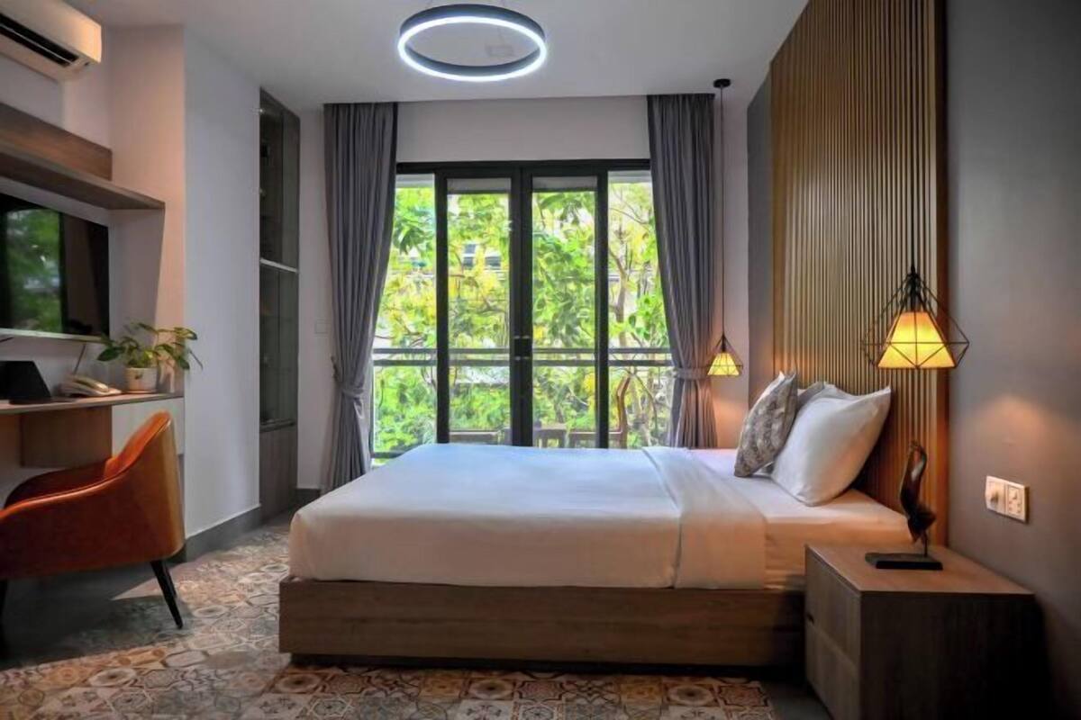 Egyptian cotton sheets, premium bedding, minibar, in-room safe