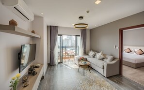 Apartamento exclusivo, 1 cama King, cozinha, vista para a cidade | Roupas de cama de algodão egípcio, roupas de cama premium, frigobar