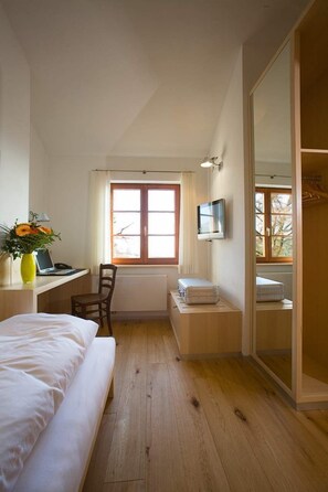 مكتب وأسرّة أطفال/رضّع وواي فاي مجانًا وملاءات أسرّة