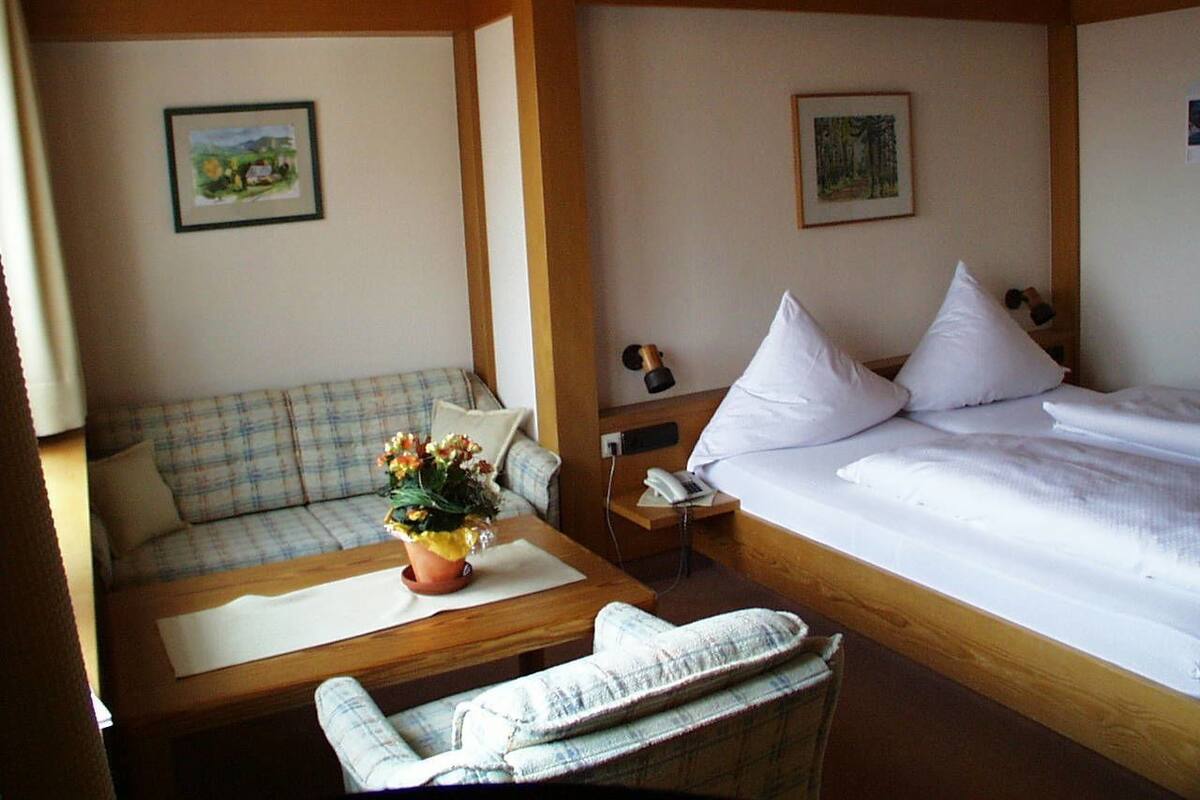 Habitación doble Confort | Escritorio, cunas, wifi gratis y ropa de cama