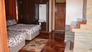 Kahden hengen deluxe-huone (yksi tai kaksi sänkyä), tupakointi kielletty | Silitysrauta/-lauta, vuodevaatteet