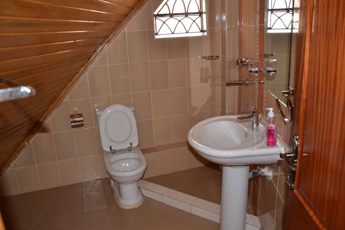 Bañera y ducha independientes, artículos de tocador gratuitos