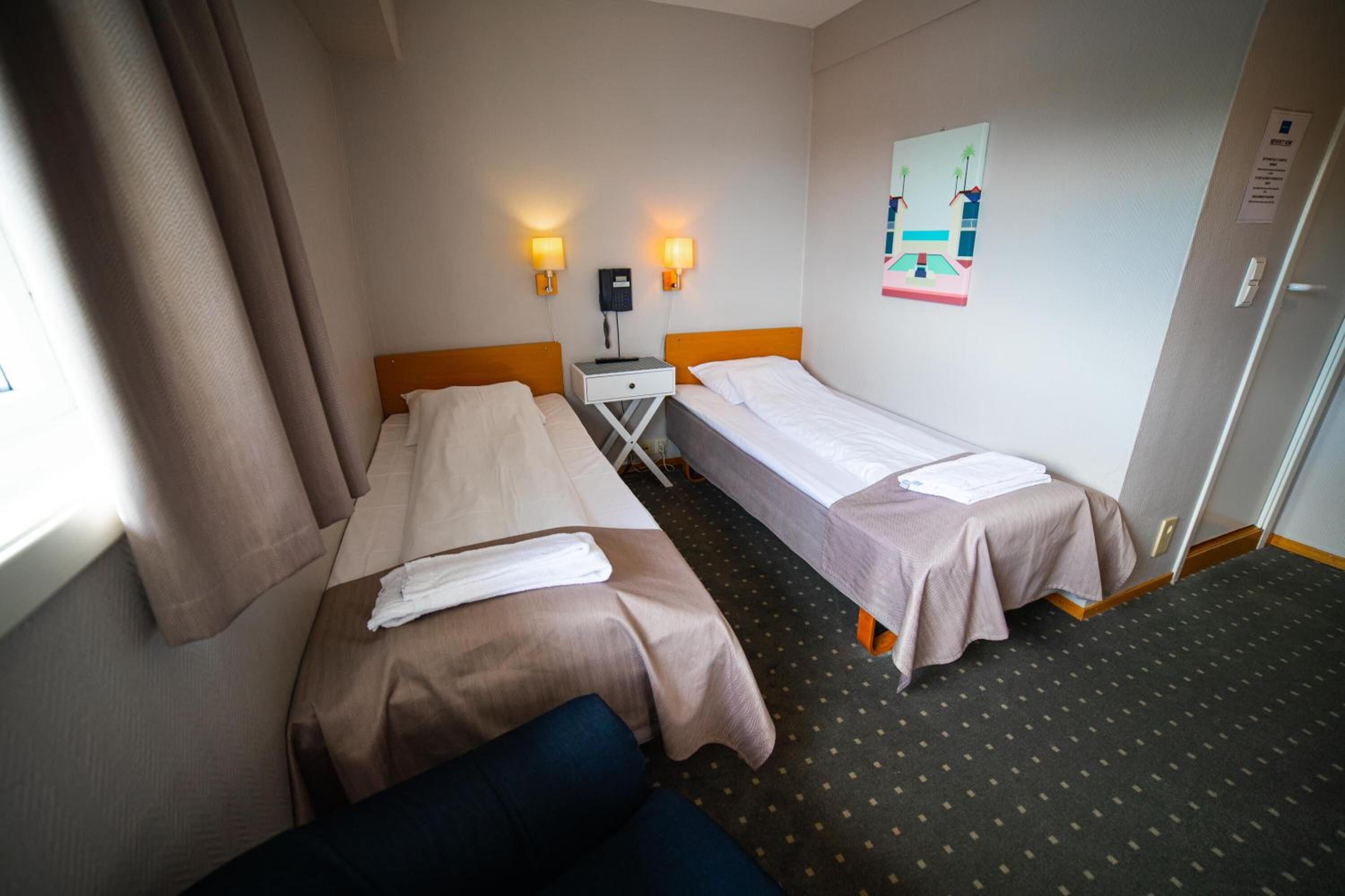 triple room, non smoking | iron/ironing board, cots/infant beds, free wifi, bed sheets