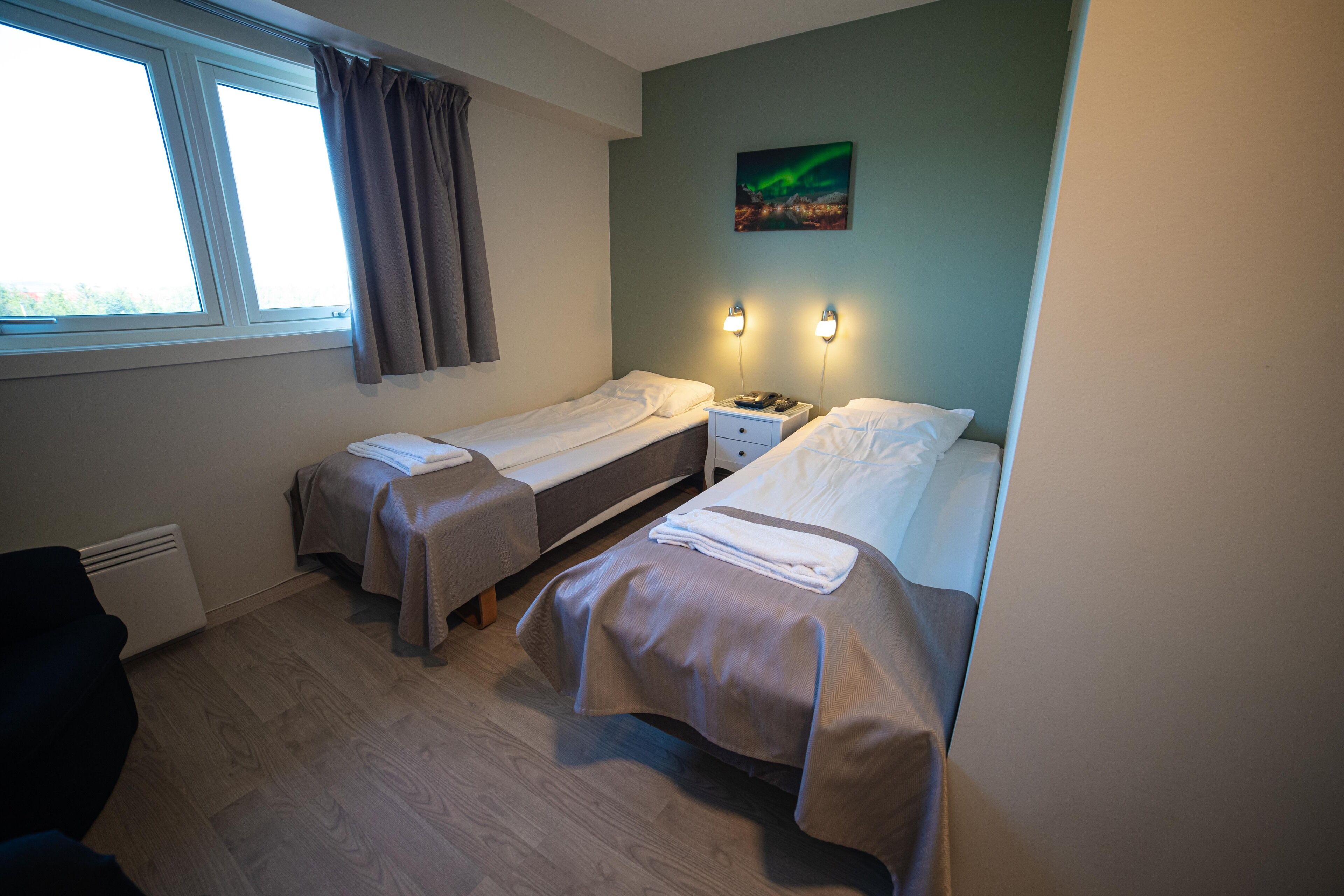 double room, non smoking | iron/ironing board, cots/infant beds, free wifi, bed sheets