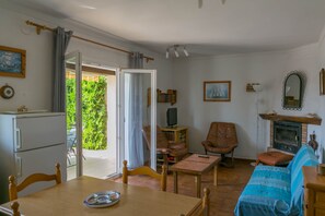 TV, DVD player - 2 bedroom semi-detached house in Urb. Torre Gran, L'Estartit. Garden and community pool (Ref:H38) (Torroella de Montgri)