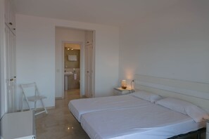 3 chambres, fer et planche à repasser, literie fournie