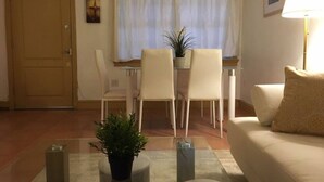 Apartment | In-room dining - Awesome Place with Pool and Parking No.3 (North Bay Village)