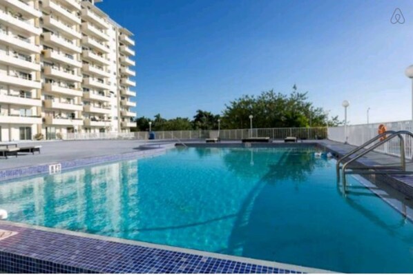 حمّام سباحة خارجي