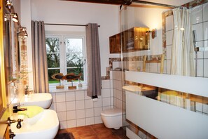 House (Ole Hof Incl. End Cleaning Fee 100€) | Bathroom | Hair dryer, towels - Ferienhaus Ole Hof (Risum-Lindholm)
