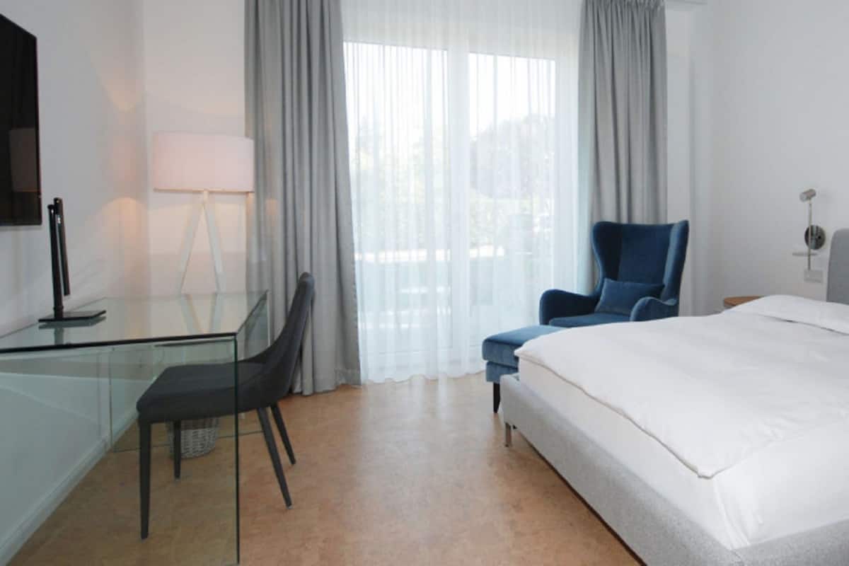 Tweepersoonskamer | Luxe beddengoed, een kluis op de kamer, een bureau