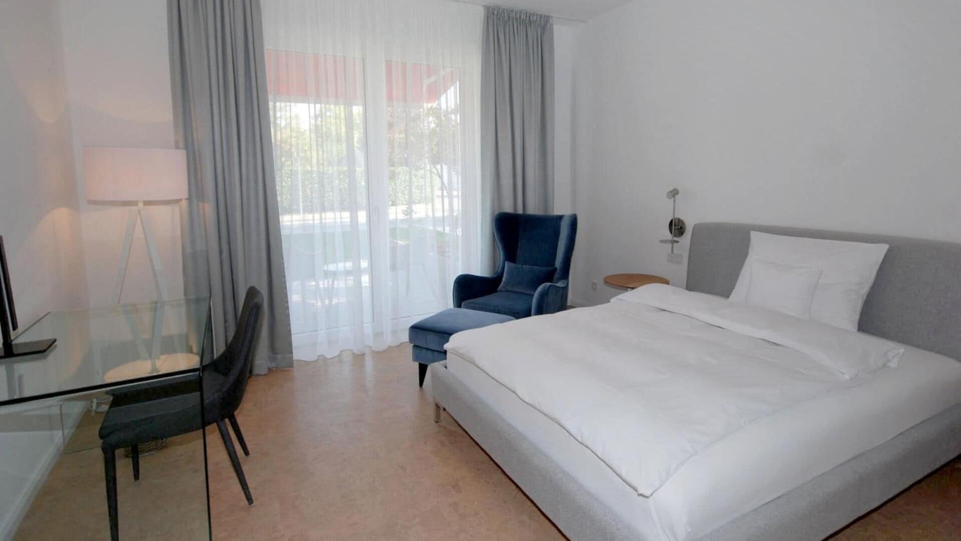 고급 침구, 객실 내 금고, 책상, 암막 커튼